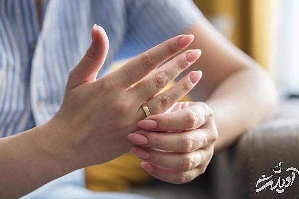 کنار گذاشتن اشیا فلزی مانند انگشتر و... انگشتر